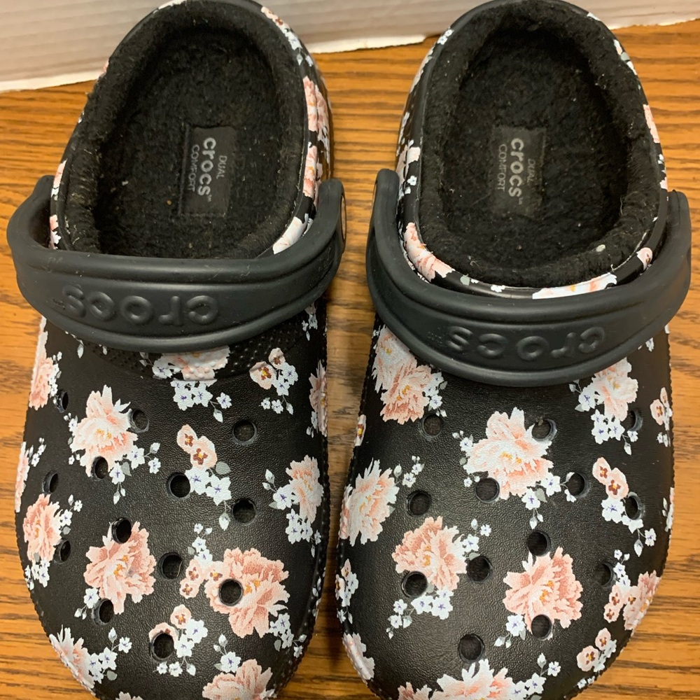 CROCS Floral Slippers Black and Pink with lining to keep you warm. Woman’s 6 - Picture 5 of 12